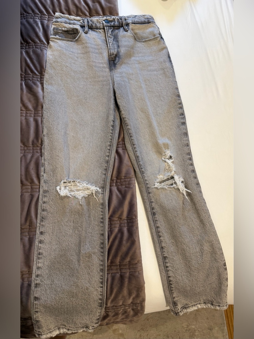 Women’s sz 4/27 Good American Gray Distressed Straight-Leg Jeans